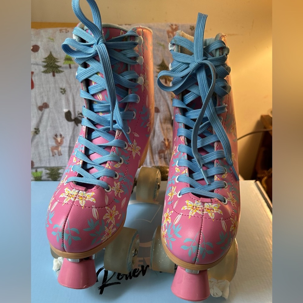 C7 Roller Skates Pink Flowers with Blue Laces